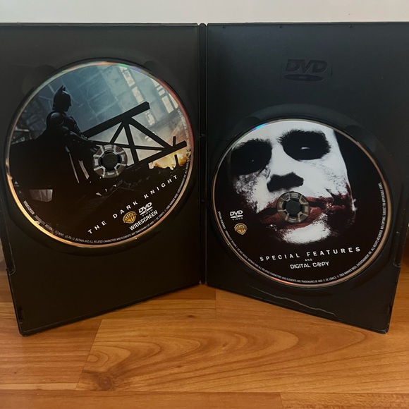 The Dark Knight DVD - Picture 1 of 1